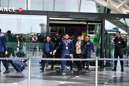 Avropa çempionu olan sərbəst güləş üzrə Azərbaycan millisi Vətənə qayıdıb