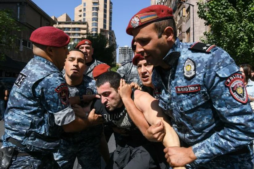Ermənistanda keçmiş deputatın oğlu polis tərəfindən saxlanılıb