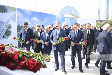 Anım Günü ilə əlaqədar Zəfər parkına ziyarət başlayıb