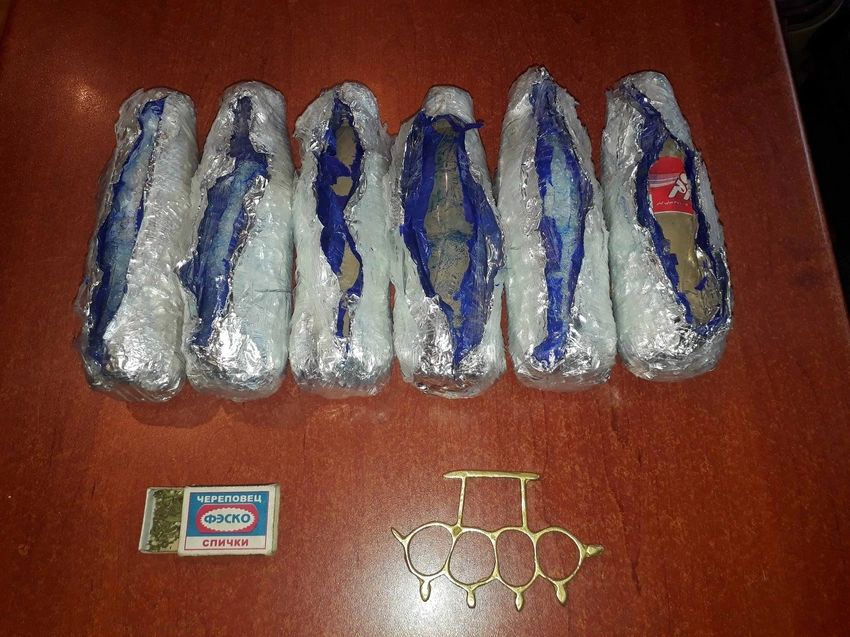 Gömrükçülər avtomobildə gizlədilən heroin, metamfetamin və marixuana, cibdə isə beşbarmaq aşkar ediblər