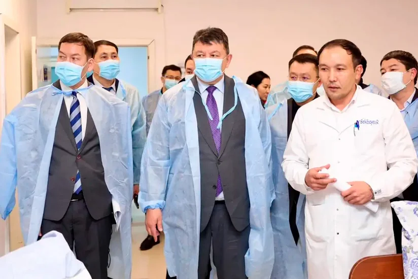 Вице-премьер Канат Бозумбаев посетил пострадавших пассажиров самолета AZAL