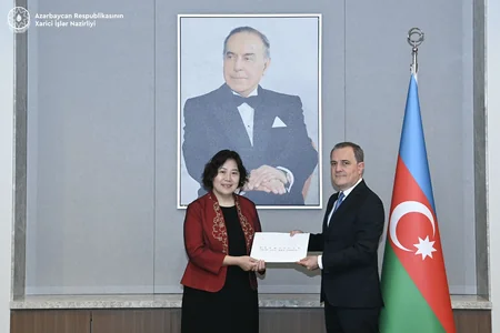 Ceyhun Bayramov yeni Çin səfirinin etimadnaməsinin surətini qəbul edib