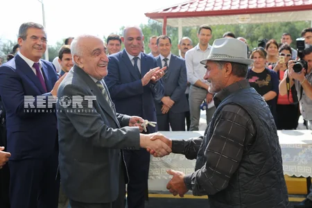 ​SOCAR prezidenti neftçilərə yeni mənzillərin orderlərini təqdim edib