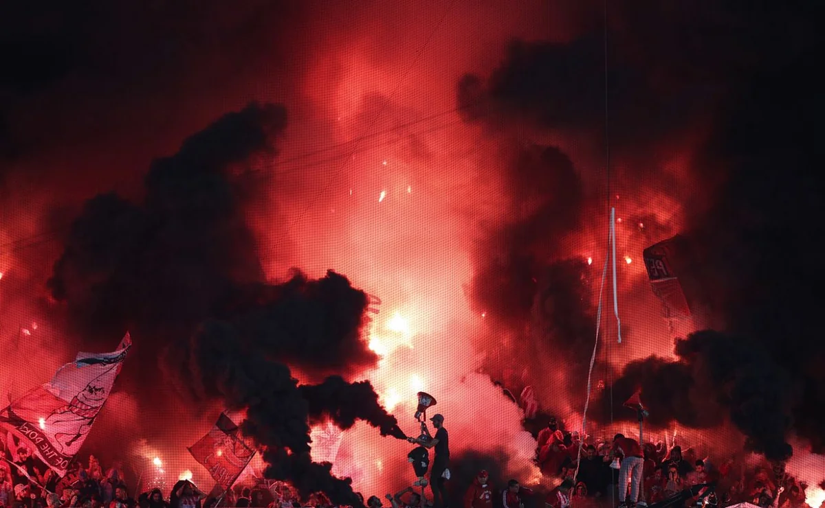 Yunanıstanda futbol çempionatları dayandırılıb
