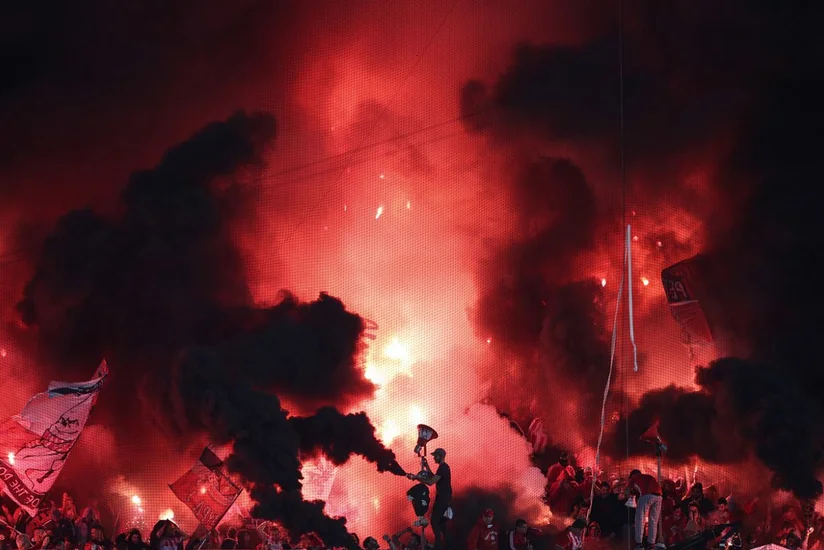 Yunanıstanda futbol çempionatları dayandırılıb