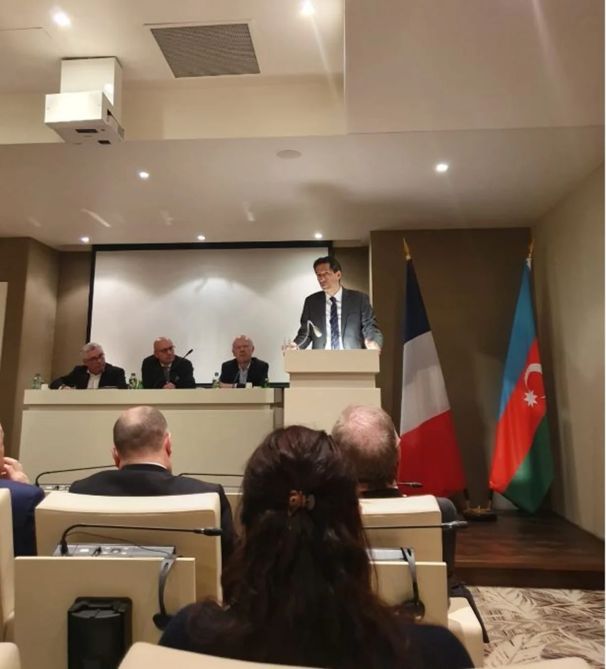 Parisdə “Azərbaycan böyük dövlətlər arasında (1918-1920)” kitabı təqdim edildi - FOTO