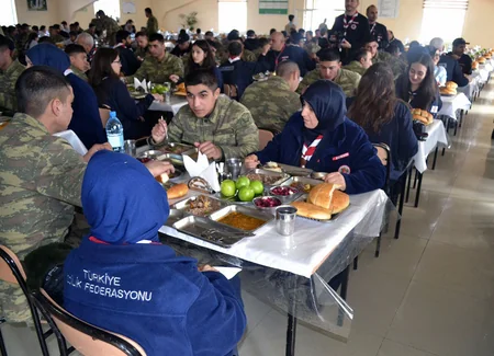 Skautlar cəbhə bölgəsində xidmət edən əsgərlərlə görüşüblər