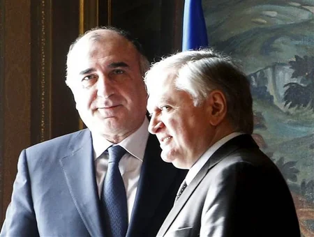 ​Azərbaycan və Ermənistan nazirlərinin əl verərək görüşdüyü fotolar dünya mətbuatında yayılıb