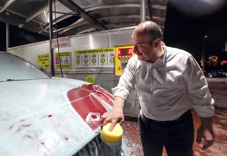 Türkiyə naziri elektromobilini özü yuyub