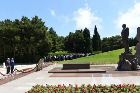 ​SOCAR-ın kollektivi ümummilli lider Heydər Əliyevin məzarını ziyarət edib