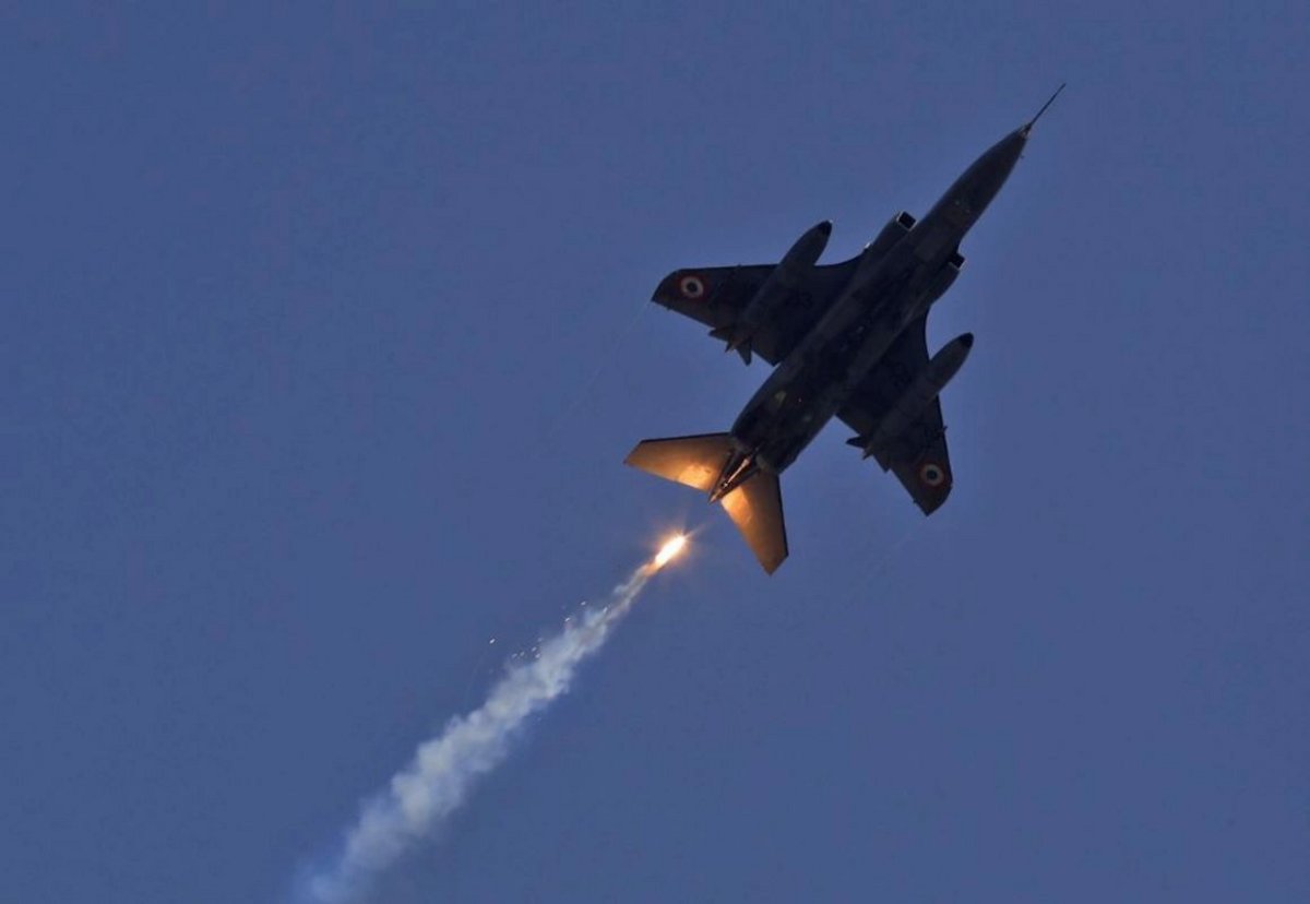 В Индии разбился военный самолет,  два человека погибли