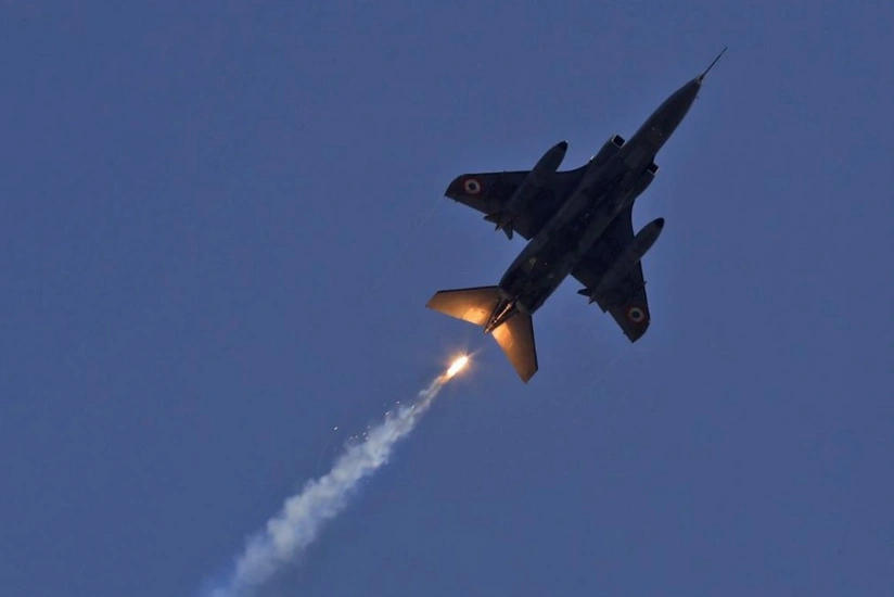 В Индии разбился военный самолет,  два человека погибли