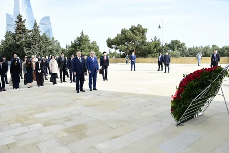 Çin Kommunist Partiyasının nümayəndə heyəti Ümummilli Liderin məzarını və Şəhidlər xiyabanını ziyarət edib