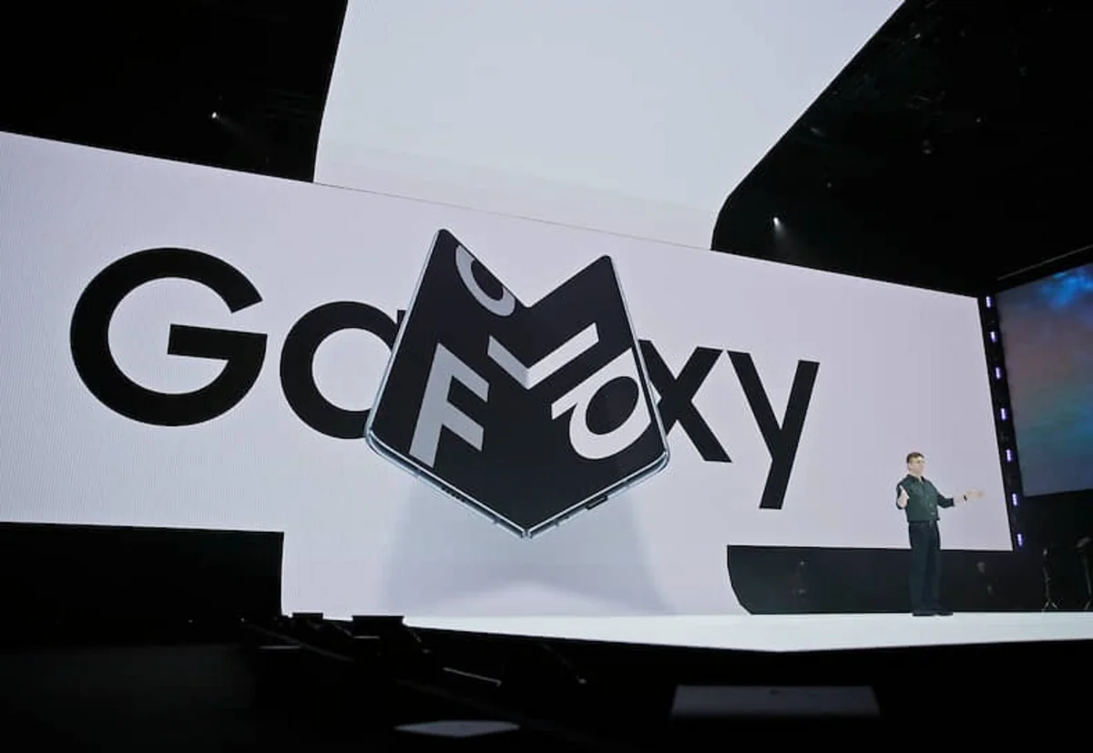 Samsung планирует выпустить складывающийся смартфон Galaxy Fold