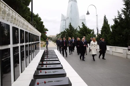 Xorvatiya prezidenti Fəxri və Şəhidlər xiyabanlarını ziyarət edib