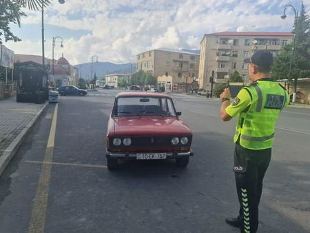 Balakəndə polis qaydaları pozan sürücüləri cərimələyib