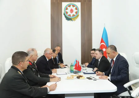 Vüqar Mustafayev xarici ölkə rəsmiləri ilə müdafiə sənayesi üzrə əməkdaşlığı müzakirə edib
