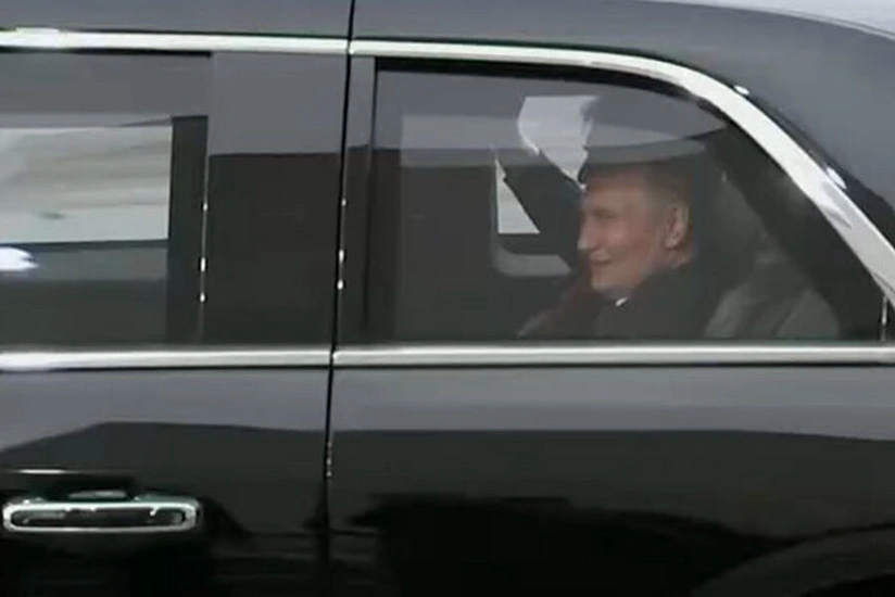 WSJ: Putin ənənəsini pozaraq Trampın xahişi ilə onun limuzininə keçib