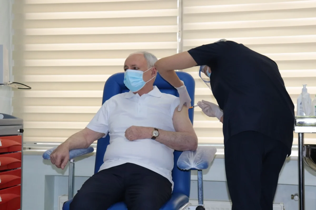 Peyvənd olunan Oqtay Şirəliyev: Vaksin kifayət qədər təhlükəsizdir