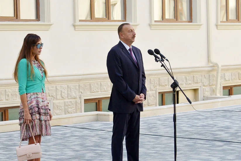 Prezident İlham Əliyev və xanımı yeni inşa olunmuş məktəbin açılışında iştirak ediblər