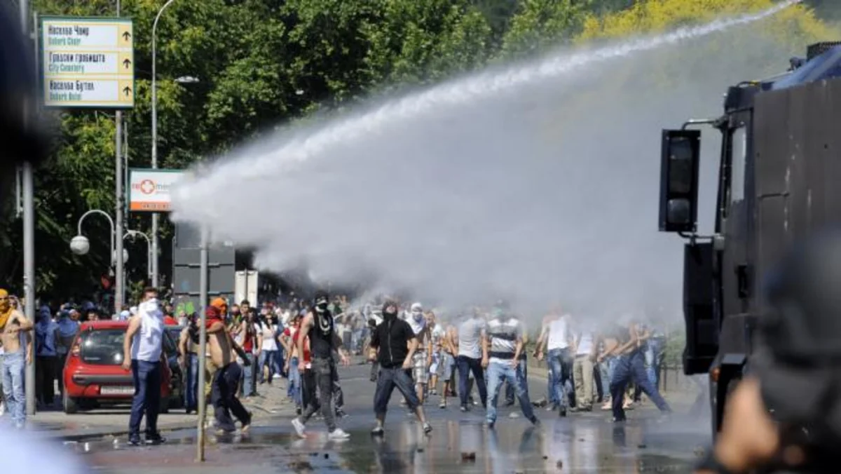 Macedonia police use tear gas against migrants