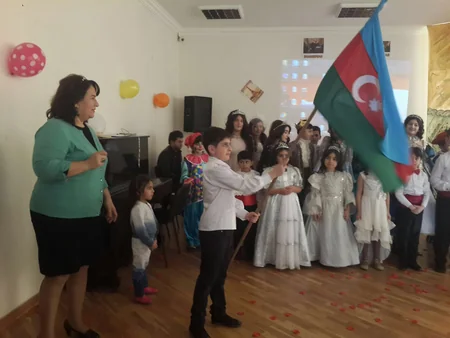 Bakı məktəbliləri Şekspirin Kral Lir əsərini ingilis dilində səhnələşdirib - FOTO