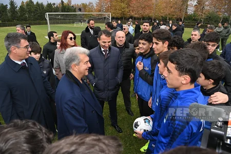 Barselonanın prezidenti Bakıda yeniyetmə futbolçularla görüşüb