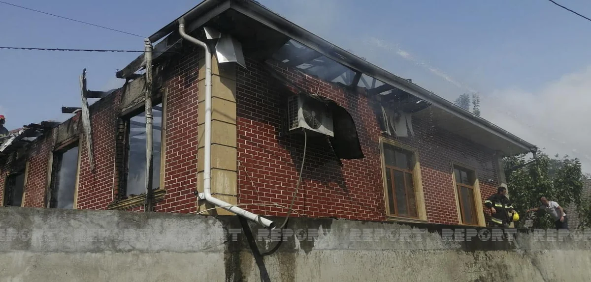 Lənkəranda ikimərtəbəli ev yanıb