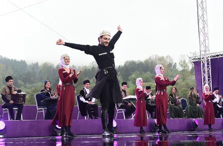 İlham Əliyev və Mehriban Əliyeva Şuşada Beynəlxalq Folklor Festivalının açılışında iştirak ediblər - YENİLƏNİB