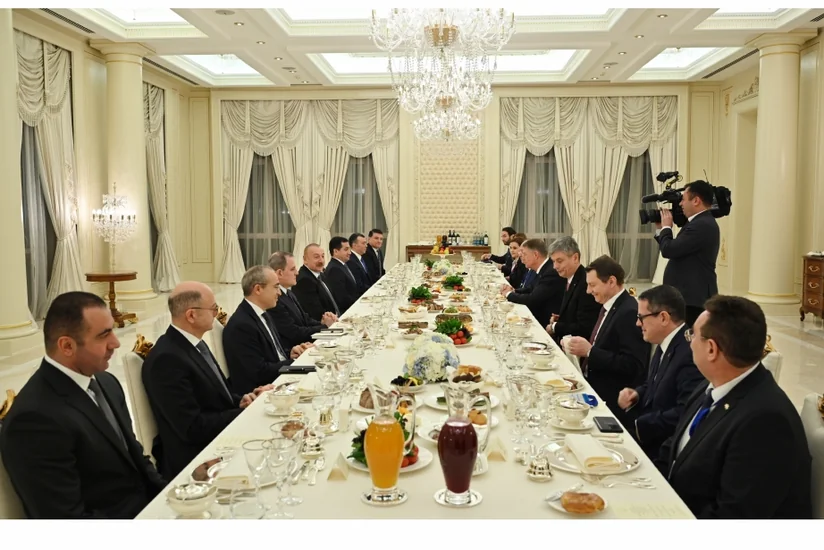 President Ilham Aliyev hosts official reception in honor of President of Romania