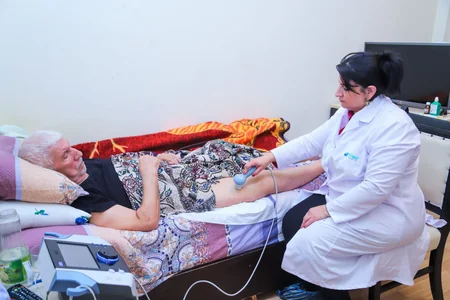 West Hospitalın həkimləri sosial xidmət müəssisəsinin sakinlərini müayinə edib