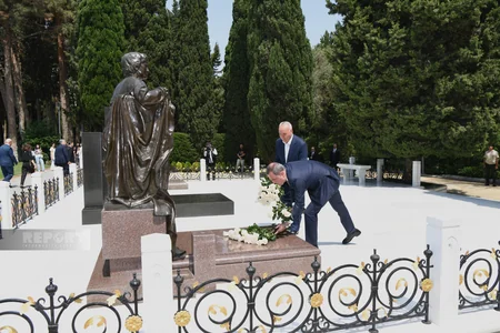 XİN rəhbərliyi Fəxri Xiyabanda Heydər Əliyevin məzarını ziyarət edib