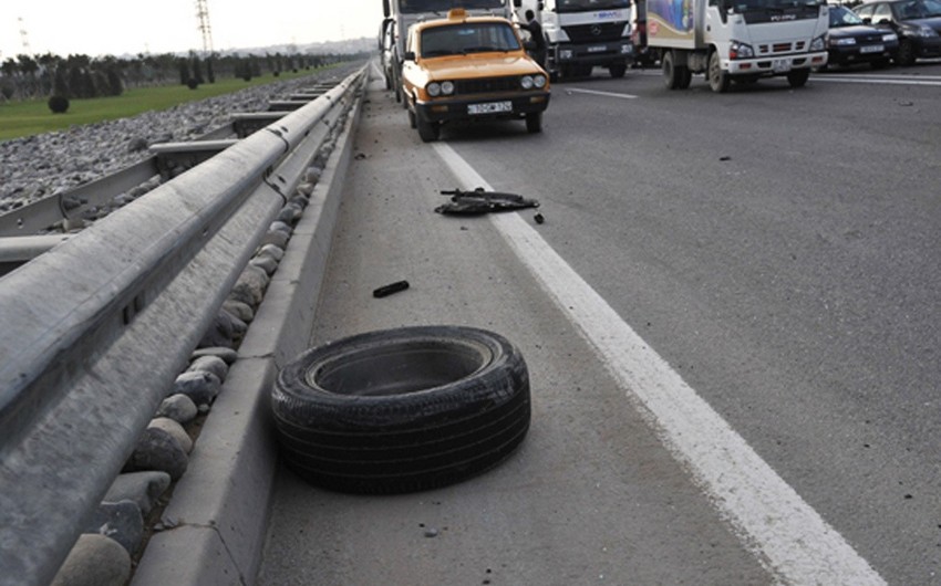 Bakıda qadınların olduğu avtomobil qəza törədib, xəsarət alanlar var