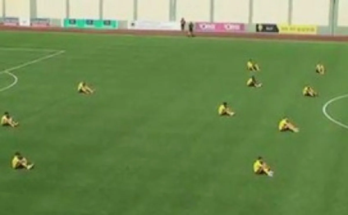 Colombian football players sit down to protest