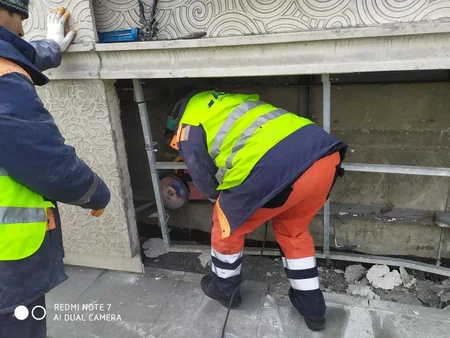 Bakıda qəza nəticəsində sıradan çıxmış fiber-beton üzlükləri bərpa edilib