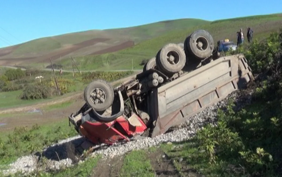 Cəlilabadda yük maşını dərəyə aşıb, ölən var
