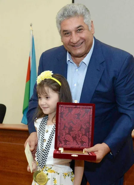 Azad Rəhimov gənc şahmatçıları mükafatlandırıb