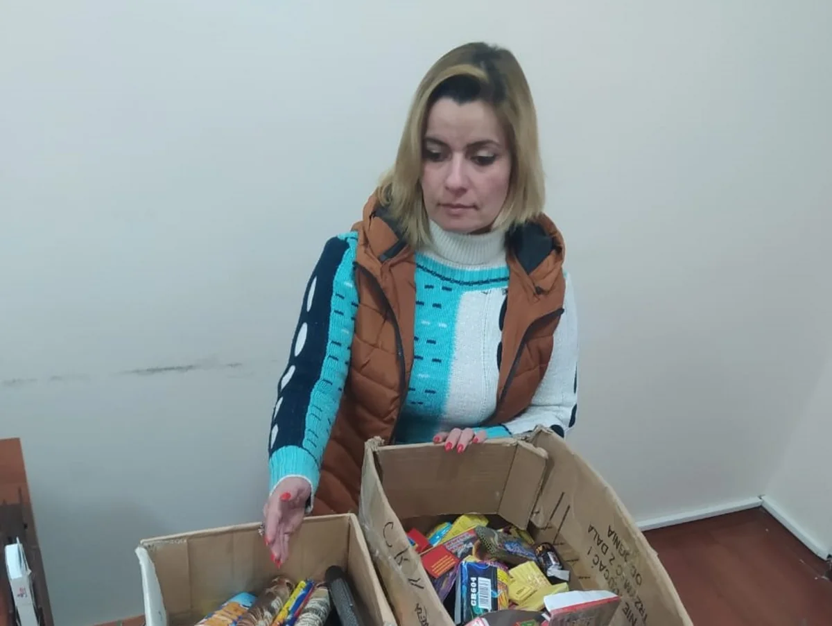 Avtomobilində pirotexniki vasitələr satan qadın saxlanılıb