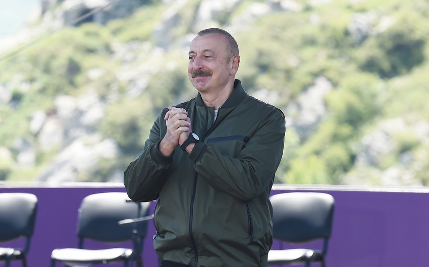 Prezident: Bir çox hallarda ölkədə gedən prosesləri jurnalistlərdən eşidirəm
