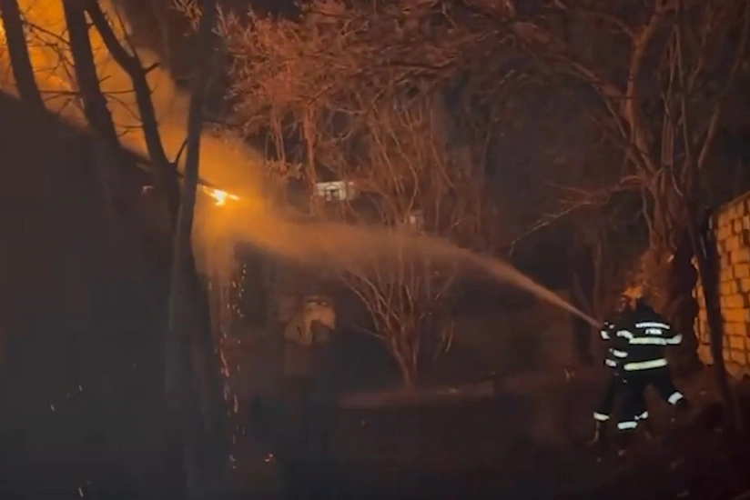 Qazaxda üçotaqlı evdə yanğın olub