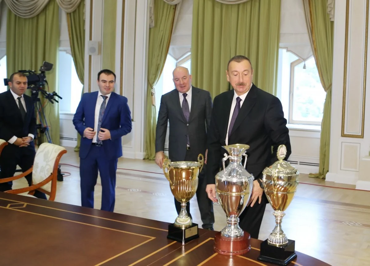 Prezident İlham Əliyev Azərbaycanın kişi şahmatçılardan ibarət yığmasını mükafatlandırıb
