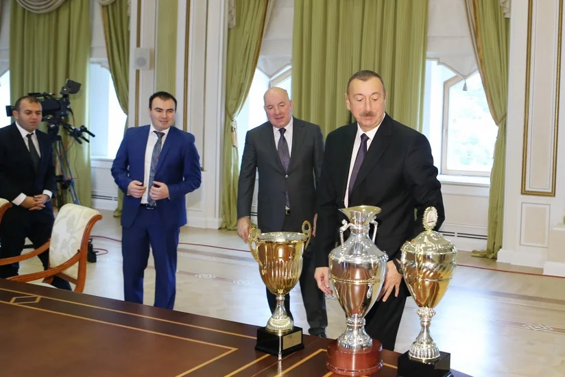 Prezident İlham Əliyev Azərbaycanın kişi şahmatçılardan ibarət yığmasını mükafatlandırıb