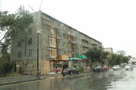 Bakının mərkəzi küçələrində “balkon”lar sökülür - FOTO