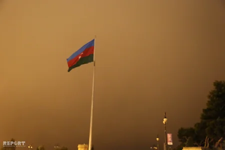 Bakı şəhərinin üzərini su buxarı bürüyüb - FOTO