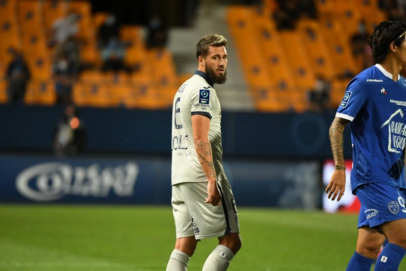 Neftçi fransalı yarımmüdafiəçi ilə anlaşdı