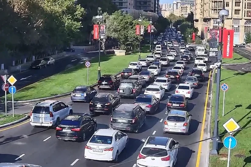Bakının bir sıra yollarında sıxlıq var - SİYAHI