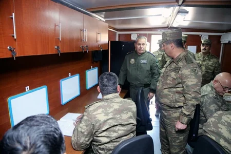 Azərbaycan müdafiə nazirinin rəhbərliyi ilə səhra şəraitində müşavirə keçirilib