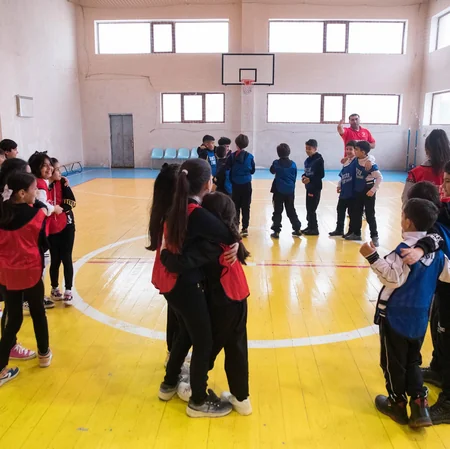 Yaponiyanın Azərbaycandakı səfiri və ABF rəhbərliyinin məktəblilərlə görüşü olub