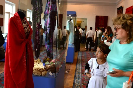 Azerbaijani kalaghai and silk exhibited in Uzbekistan's Atlas Bayrami
