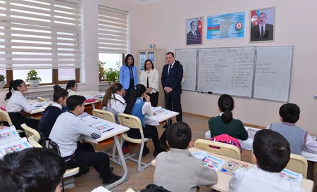 Ceyhun Bayramov məktəb direktoruna tapşırıq verdi